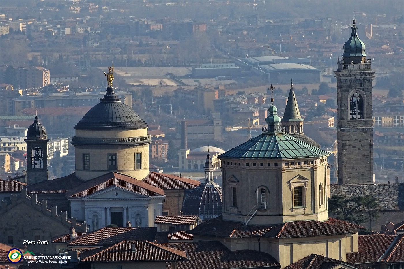 46 Campanili e cupole di Citta Alta in primo piano, Citta Bassa in secondo piano.JPG